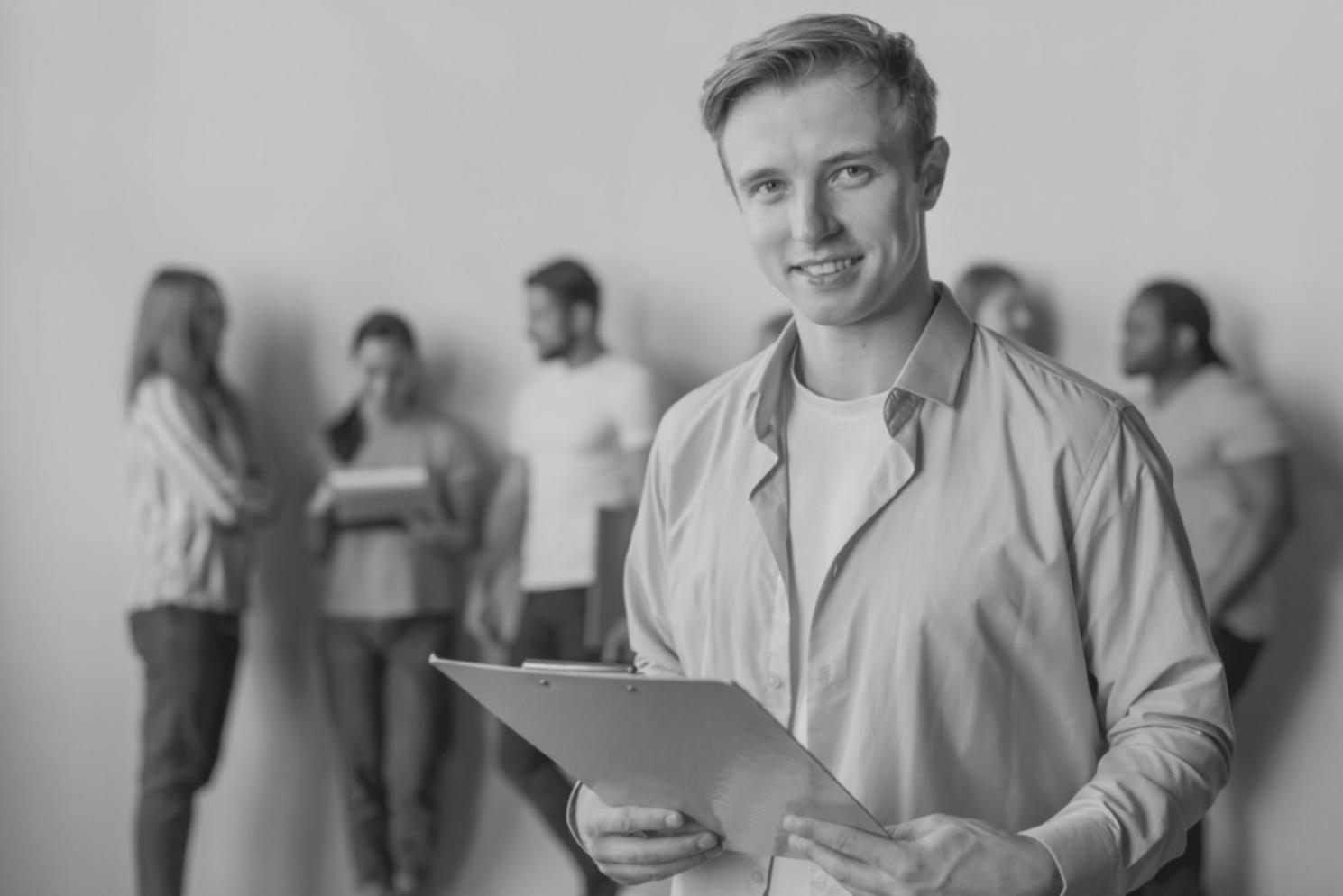Modernes Büro mit Teamarbeitsplatz